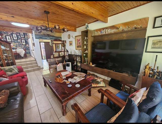 6 BEDROOM HOUSE FOR SALE IN WATERKLOOF RIDGE